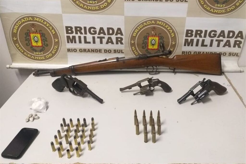Galeria de imagens: Armas, munições, dinheiro, e drogas foram apreendidos com os acusados