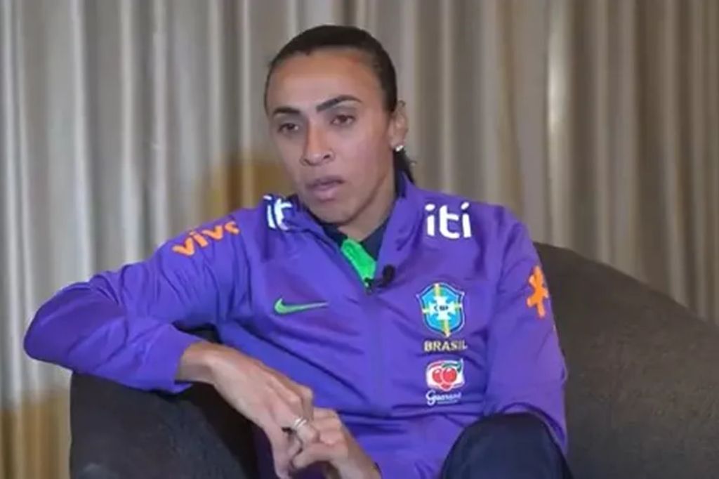 Marta diz que jogou fora de posição na Copa e critica Pia: 