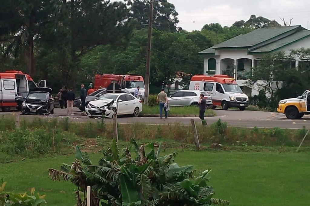título imagem Colisão envolvendo dois veículos deixa três pessoas feridas em Silveira Martins