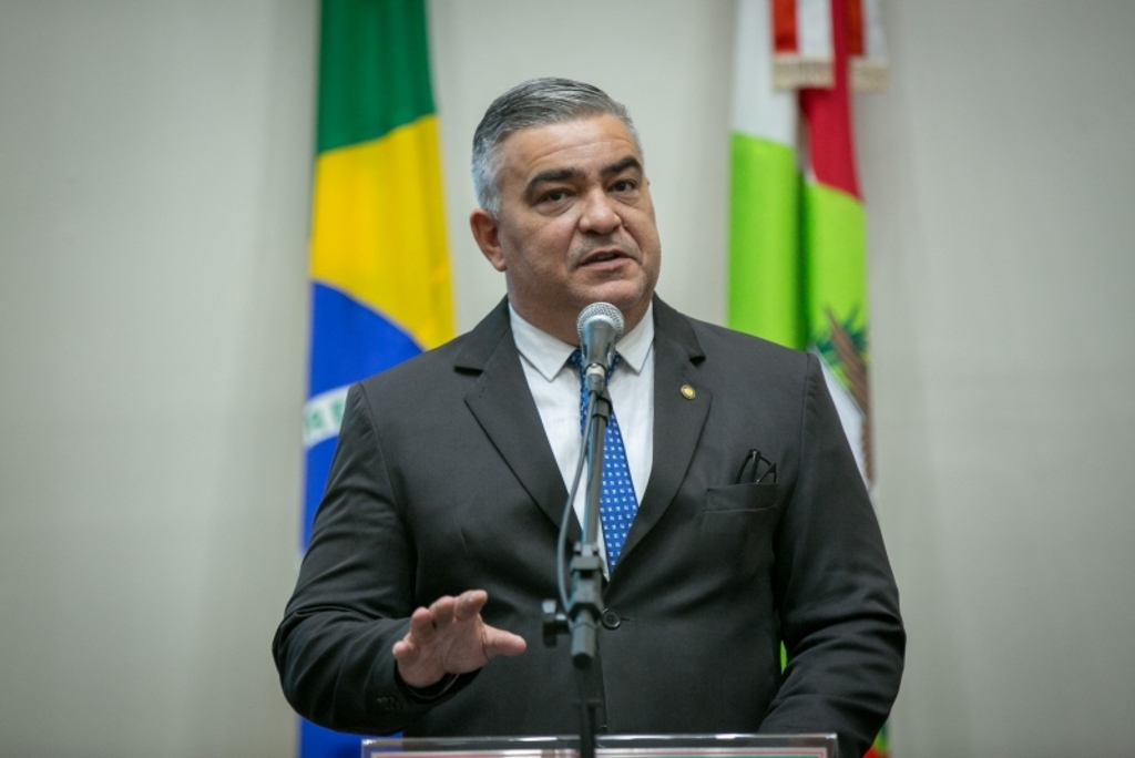 Sargento Lima critica a contratação de avião para deputados e pede que assunto vá ao plenário