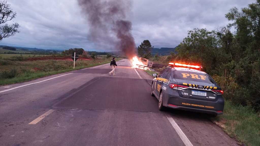 título imagem Caminhão fica destruído ao pegar fogo na BR-287 em cidade da região