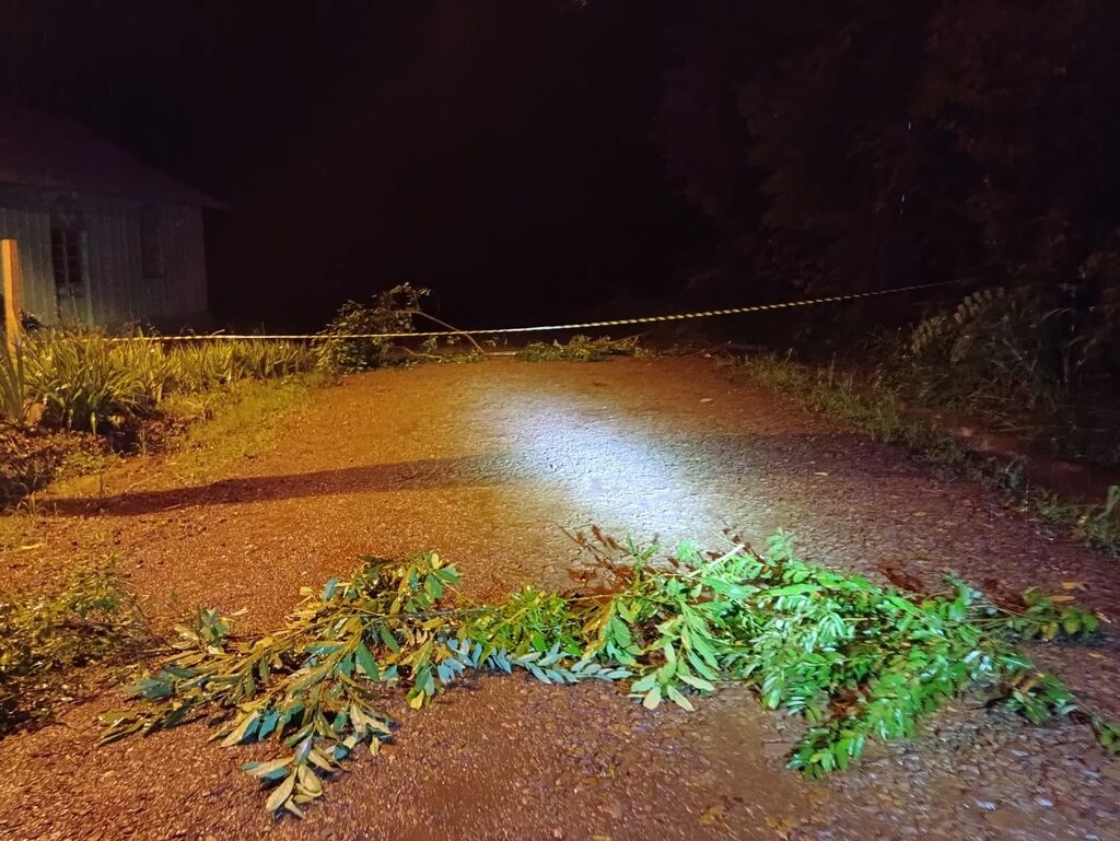 Estrada da Linha Traíra é interditada devido as fortes chuvas