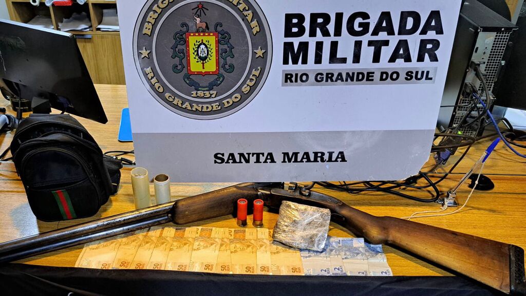 Jovem é preso com espingarda, munições e drogas no Bairro Camobi em Santa Maria
