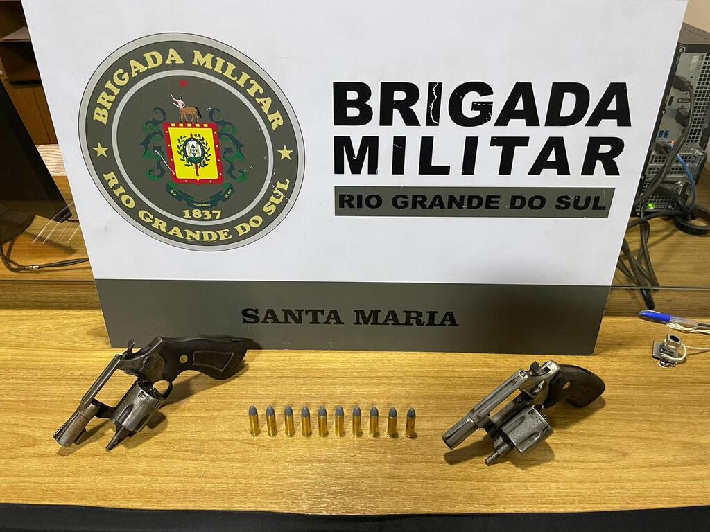 Jovem é preso após denúncia anônima com revólveres e munições no Bairro Pé de Plátano em Santa Maria