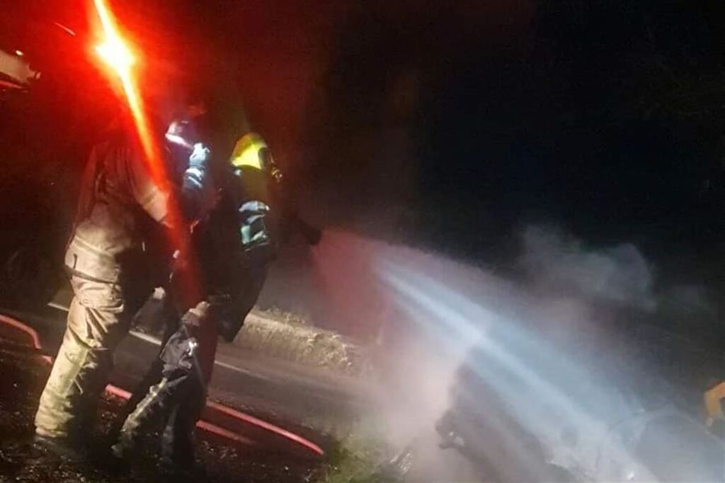 título imagem Veículo é destruído pelo fogo após motorista desviar de motocicleta e colidir na ERS-311 em Santa Maria