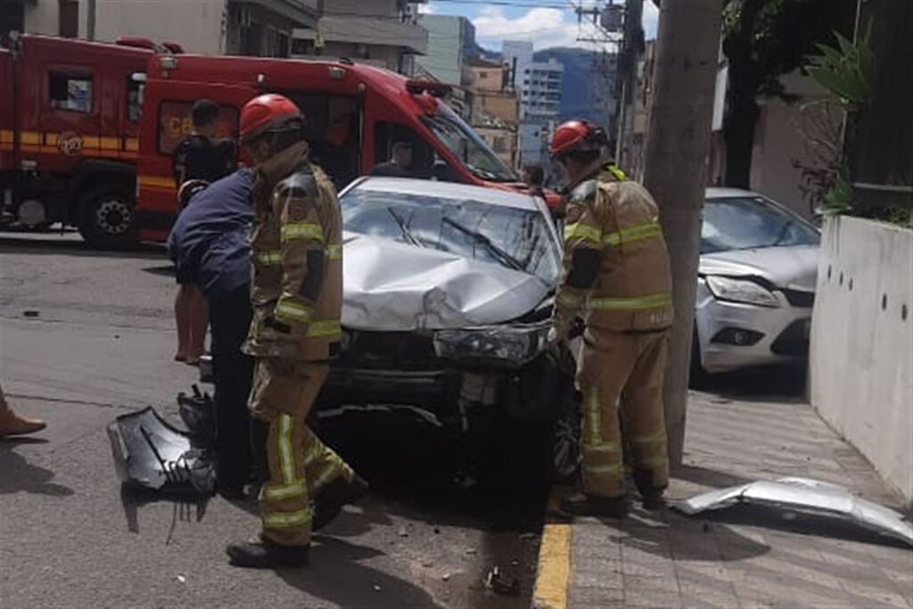 título imagem Acidente entre dois veículos no centro de Santa Maria deixa pelo menos dois feridos