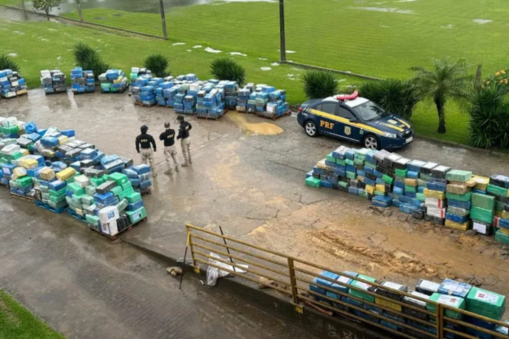  - Carreta bitrem onde as substâncias estavam partiu do Mato Grosso do Sul e estava em meio a carga de milho. — Foto: PRF/Divulgação