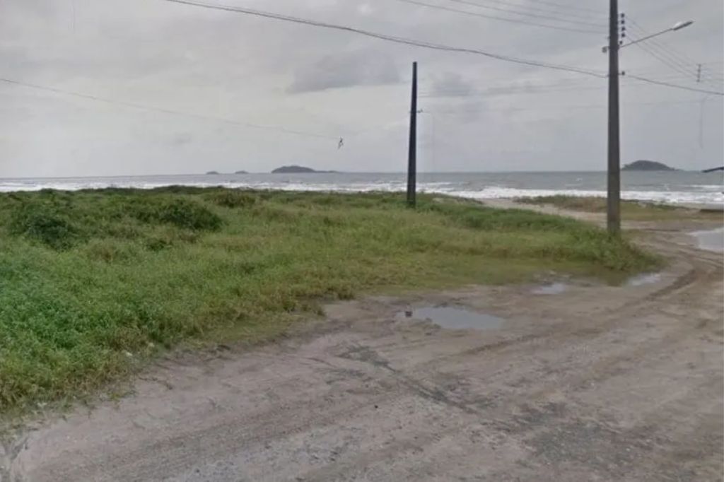  - Braços foram encontrados em uma rua próximo a praia — Foto: Google Maps/Reprodução