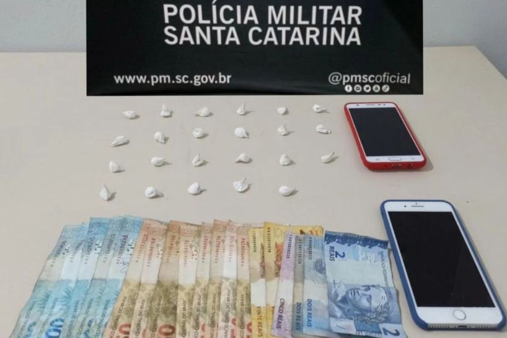  - 23 porções de cocaína, R$ 900,00 e 2 celulares apreendidos na ocorrência - Foto: divulgação PM Imbituba