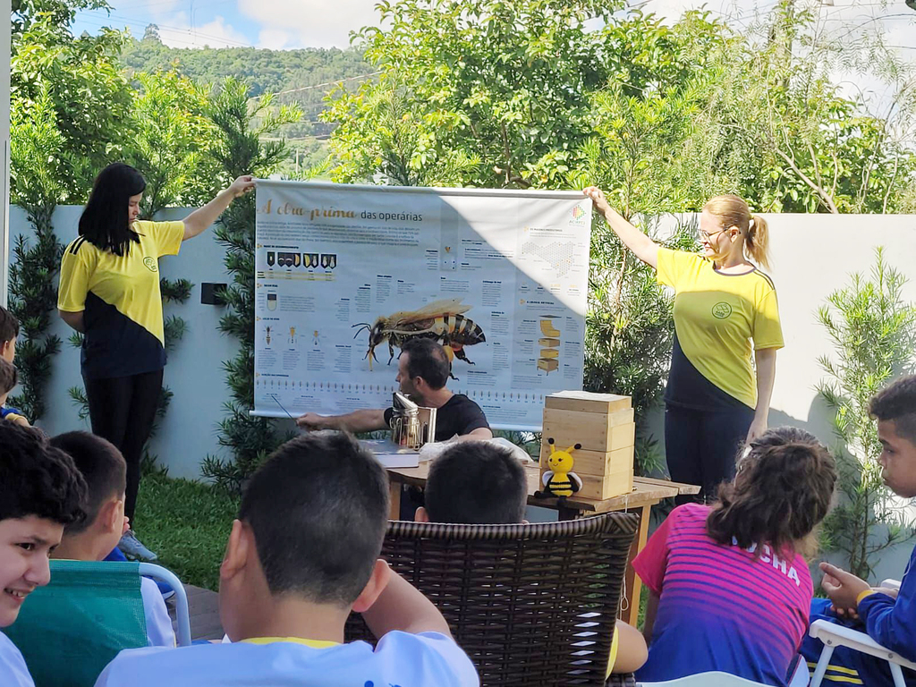 AABB Comunidade de Capinzal  realiza visita de estudos sobre as abelhas