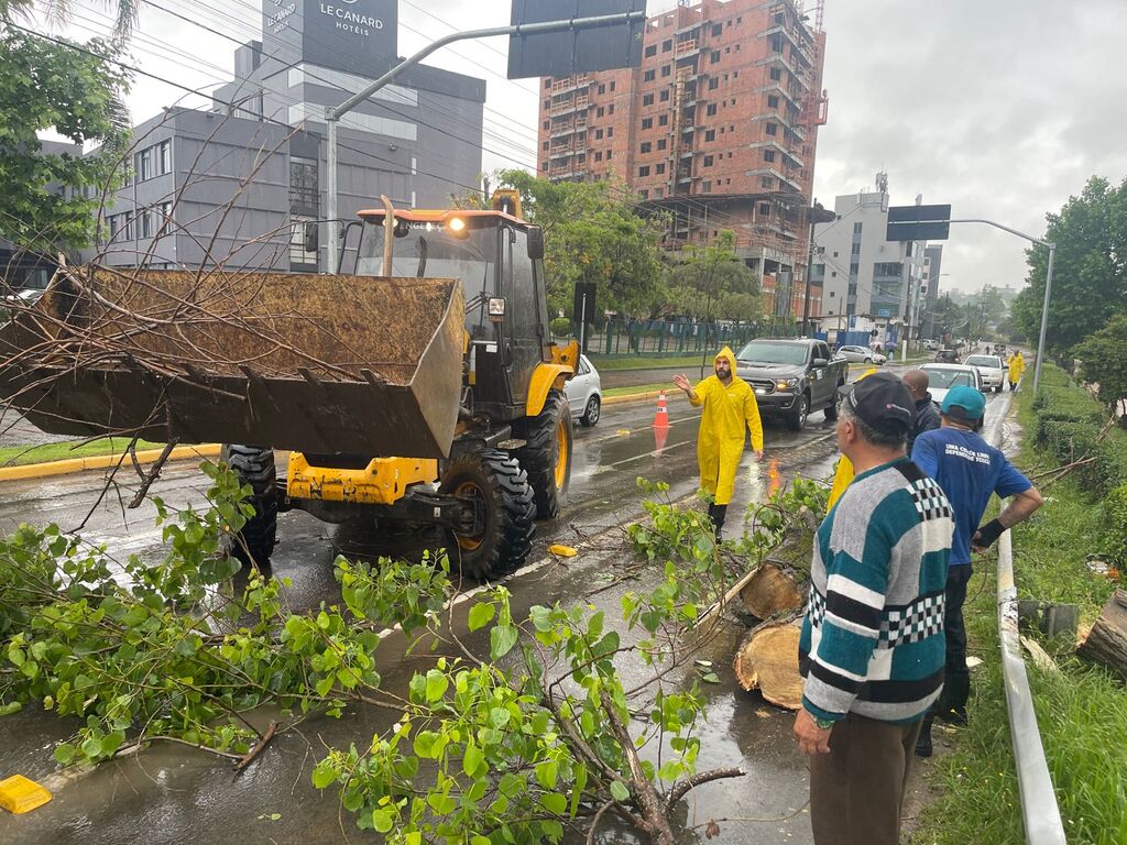 Defesa Civil atende população atingida por alagamentos após forte chuva