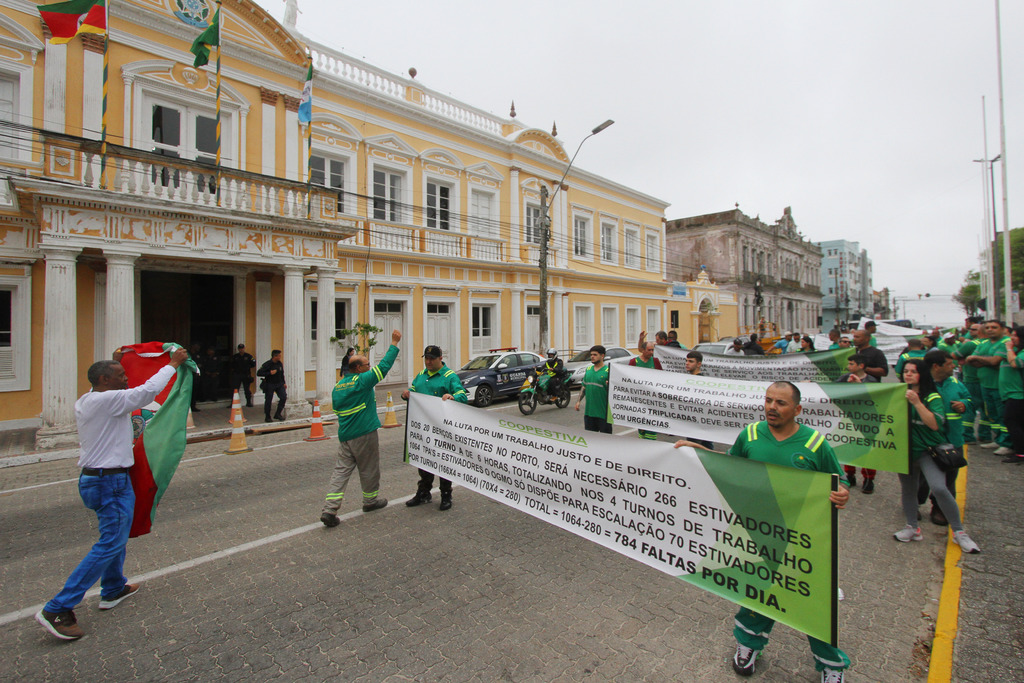 Foto: Jô Folha - DP - Trabalhadores reivindicaram e pediram agilidade na ação que tramita na Justiça do Trabalho
