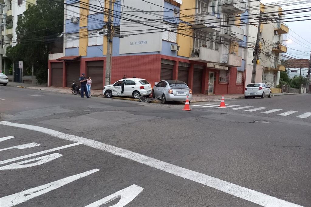 Acidente entre dois veículos no centro de Santa Maria deixa um idoso ferido