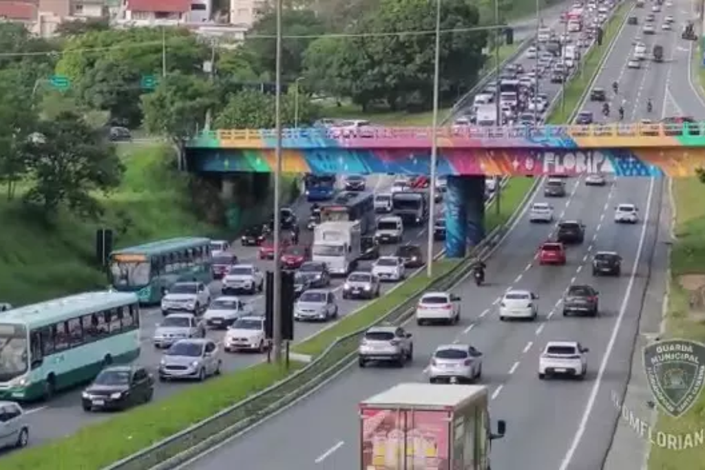  - O trânsito na manhã desta terça-feira apresenta trechos de importantes rodovias com fluxo intenso e filas. – Foto: GMF/Divulgação