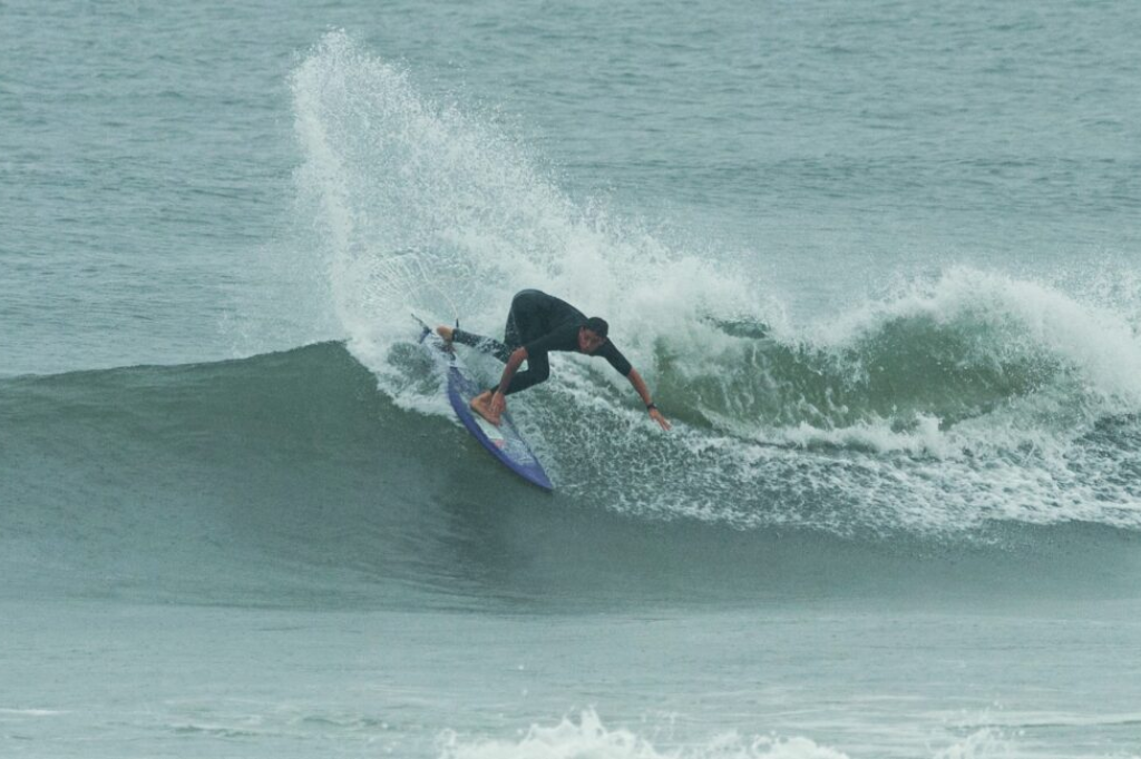  - Luan Ferreyra levou a Sub18 na praia da Vila. Foto Althoff Supermercado Surf Tour/@jack_imagens