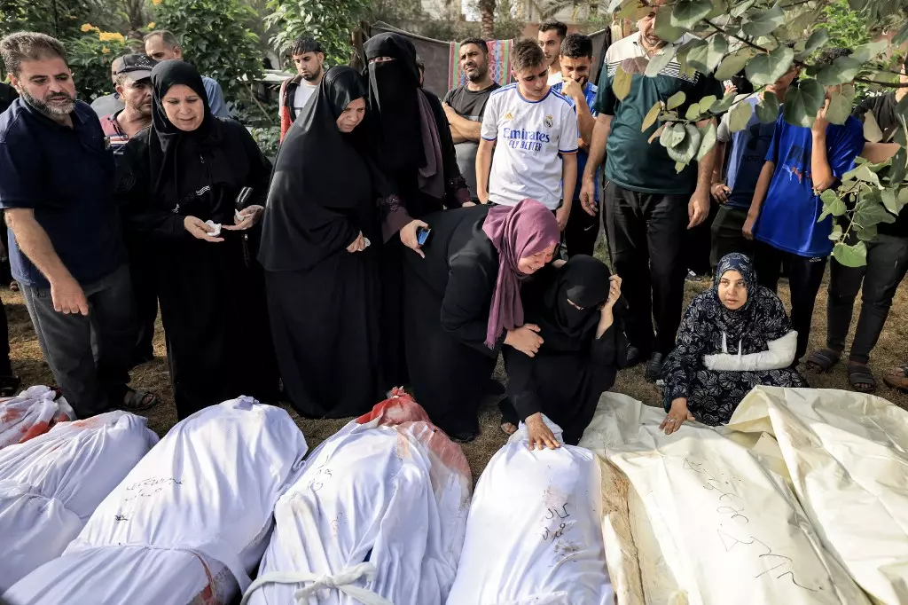  - Hospital Nasser, na Faixa de Gaza, vive contagem interminável de corpos – Foto: MAHMUD HAMS/AFP