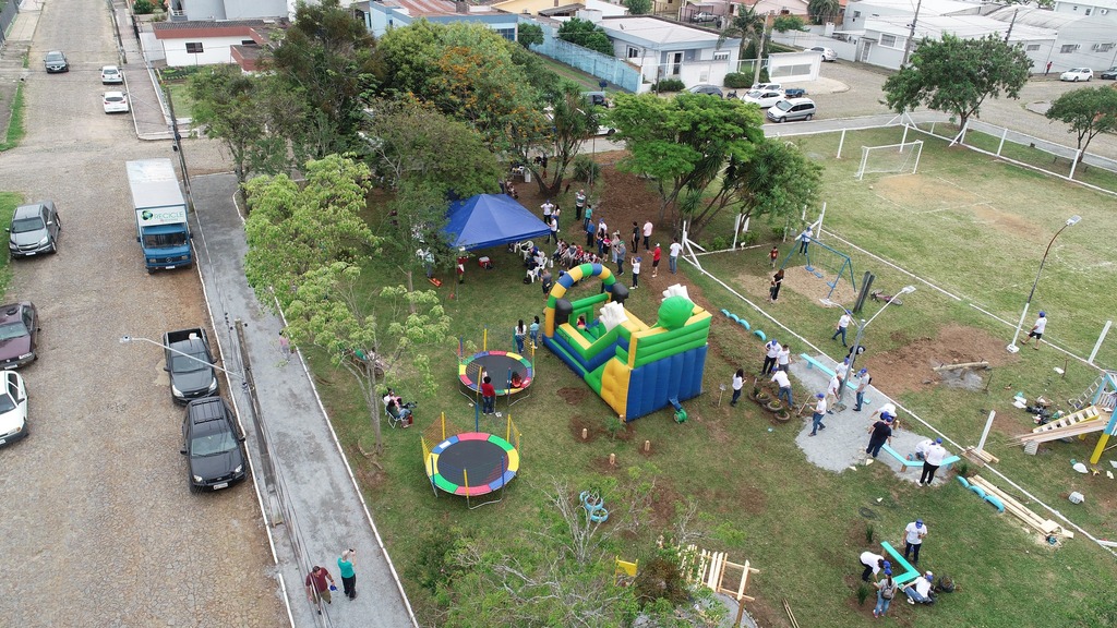 A ação marcou a entrega da revitalização na praça Maria Joaquina Vargas