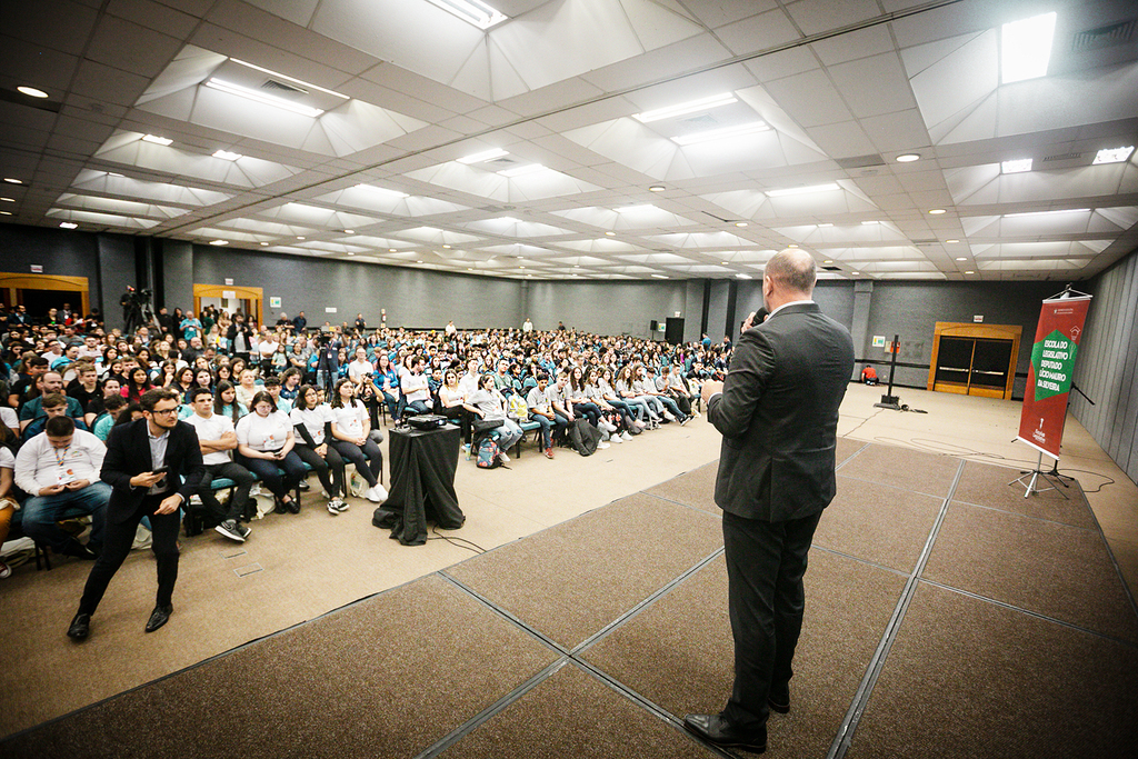 FOTO: Bruno Collaço / AGÊNCIA AL - Presidente da Alesc deputado Mauro de Nadal, discursa na abertura do Encontro Estadual de Vereadores Mirins, que ocorre nesta terça (31)