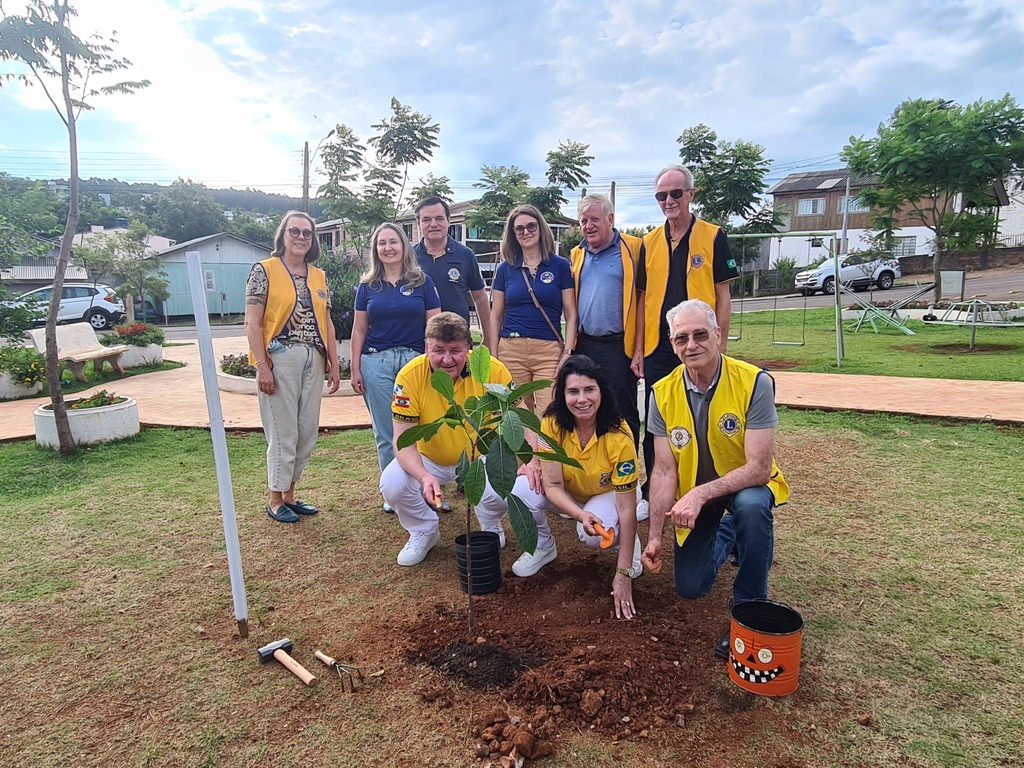 Governador do Distrito LD-8 participa de ações no município