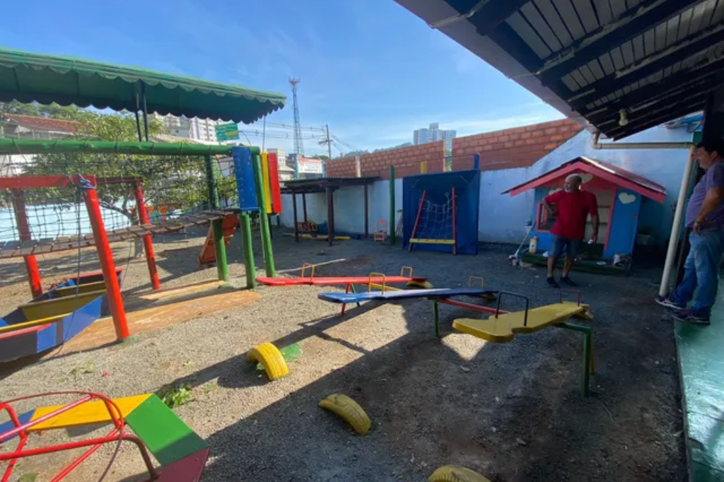  - Reforma no parque da creche onde houve ataque em Blumenau — Foto: Felipe Sales