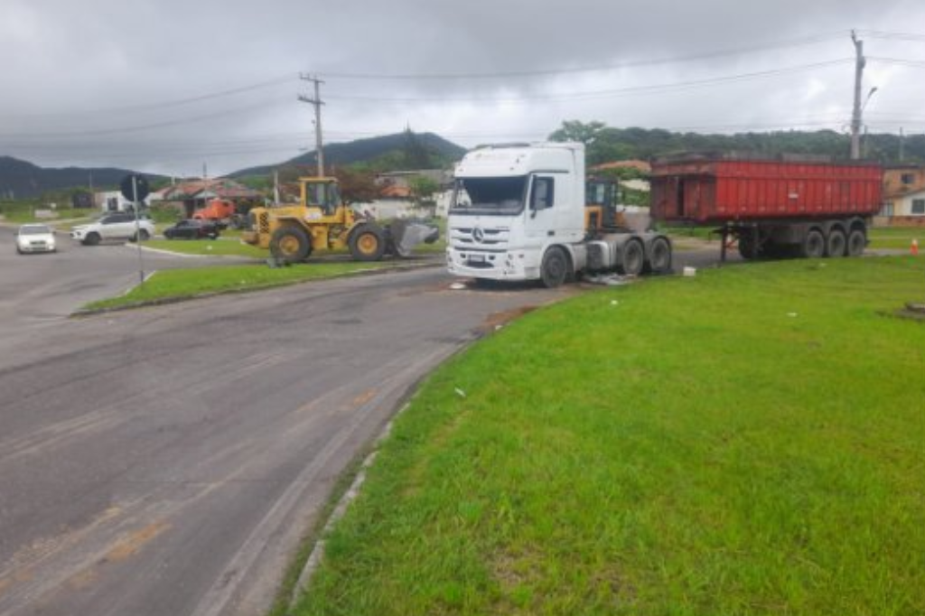 Caminhão de soja tomba no Trevo da Cancha, em Imbituba