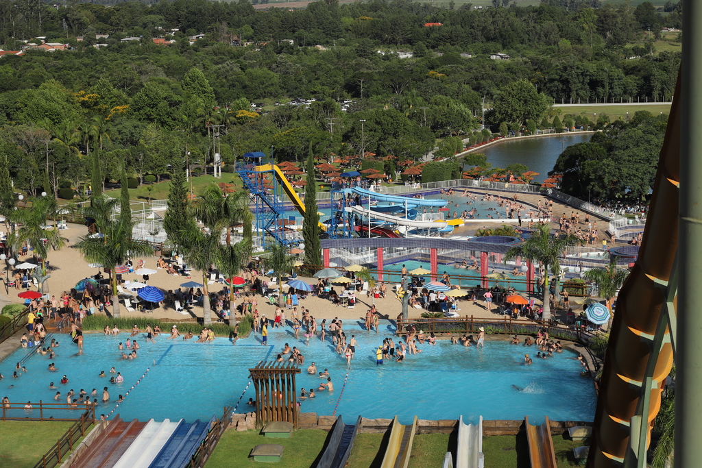 Dores Praia Park inicia temporada nesta quinta-feira; outros dois clubes abrem as piscinas ainda em novembro