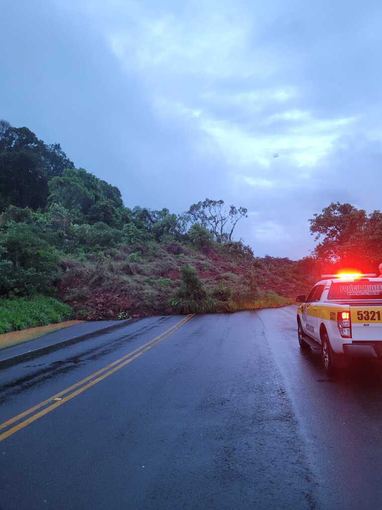 Queda de barreiras e árvores é registrada na SC 480