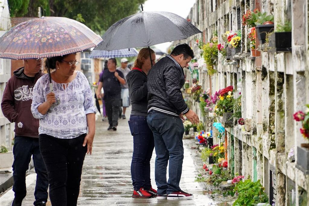 Mesmo com chuva, grande público visita os cemitérios de Santa Maria neste Dia de Finados