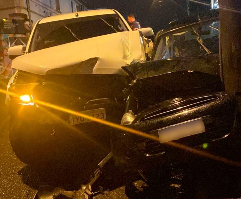 Foto: Arquivo Pessoal - Colisão na madrugada desta quinta-feira no Bairro Rosário entre caminhonete e carro deixou casal ferido