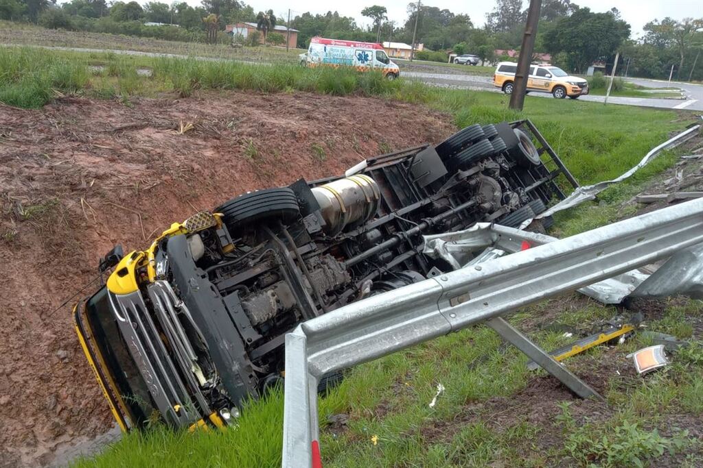 Caminhão sai da pista e tomba na RSC-287 em Restinga Sêca