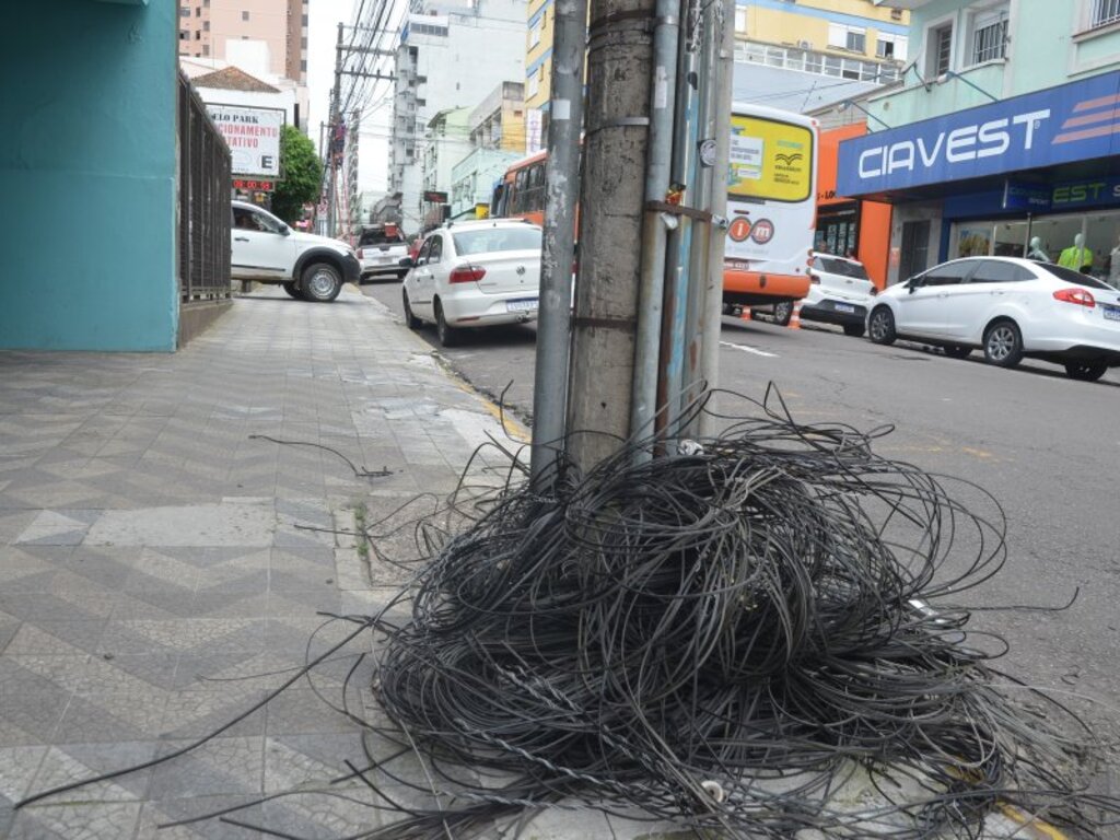 título imagem Mutirão retira 2,5 toneladas de fios em desuso dos postes em de Santa Maria