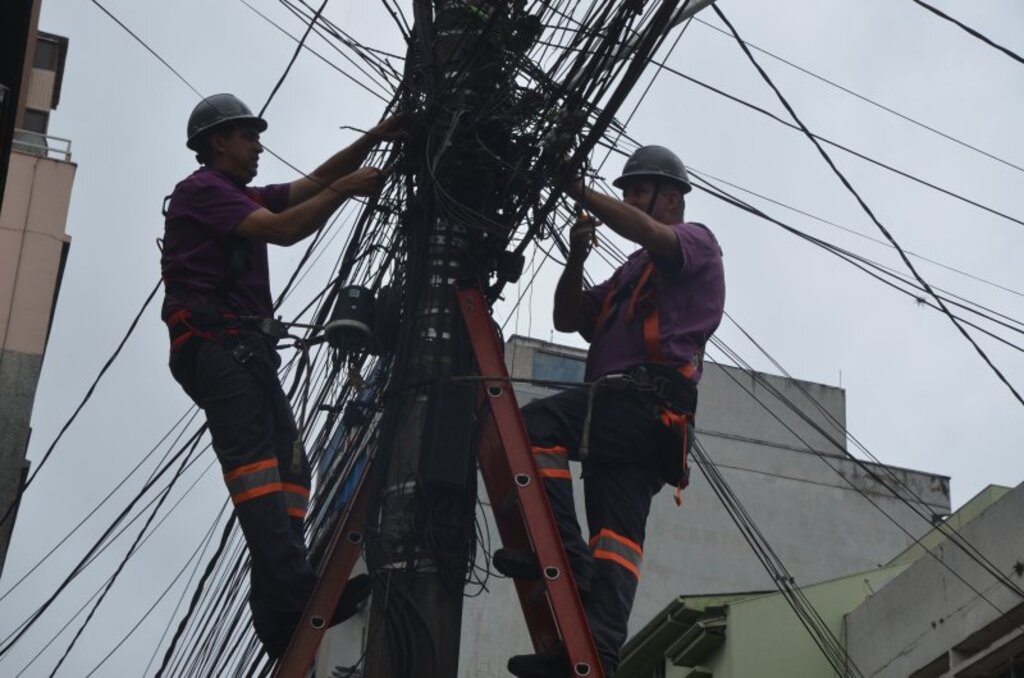 Mutirão retira 2,5 toneladas de fios em desuso dos postes em de Santa Maria