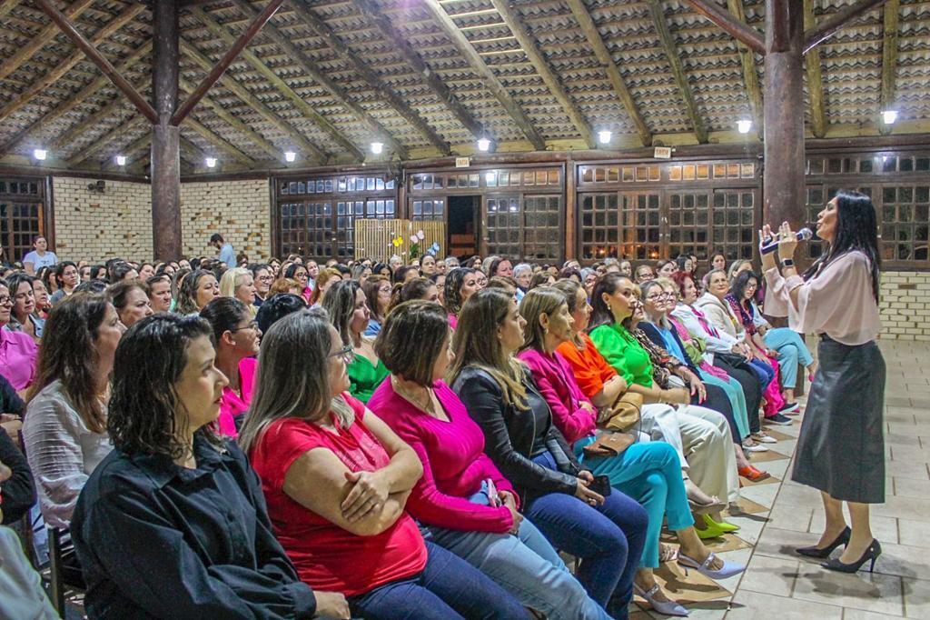 GABINETE DAS DAMAS REÚNE MAIS DE 
200 MULHERES NO MUNICÍPIO DE PRAIA GRANDE EM PALESTRA