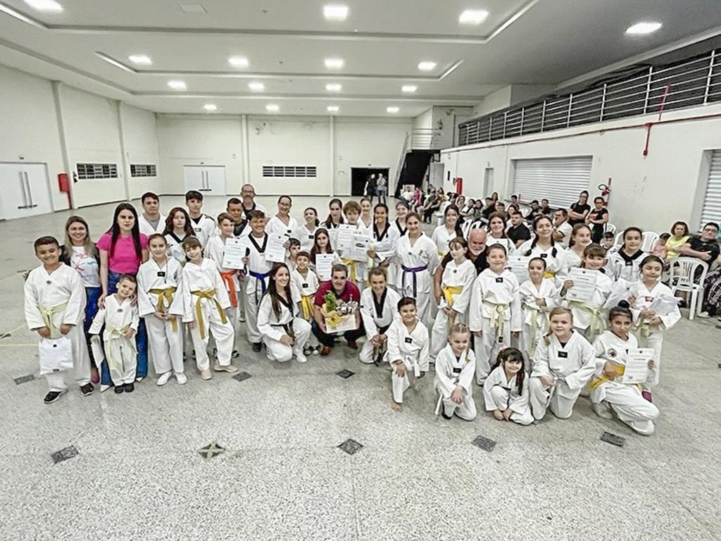TROCA DE FAIXA CELEBRA MAIS UM ANO DO PROJETO CRIANÇA FELIZ DE TAEKWONDO EM SANTA ROSA DO SUL