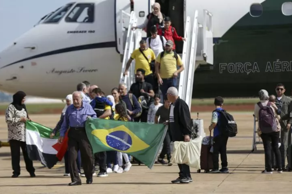  - Quatro pessoas repatriadas no último voo da FAB têm como destino SC – Foto: Marcelo Camargo