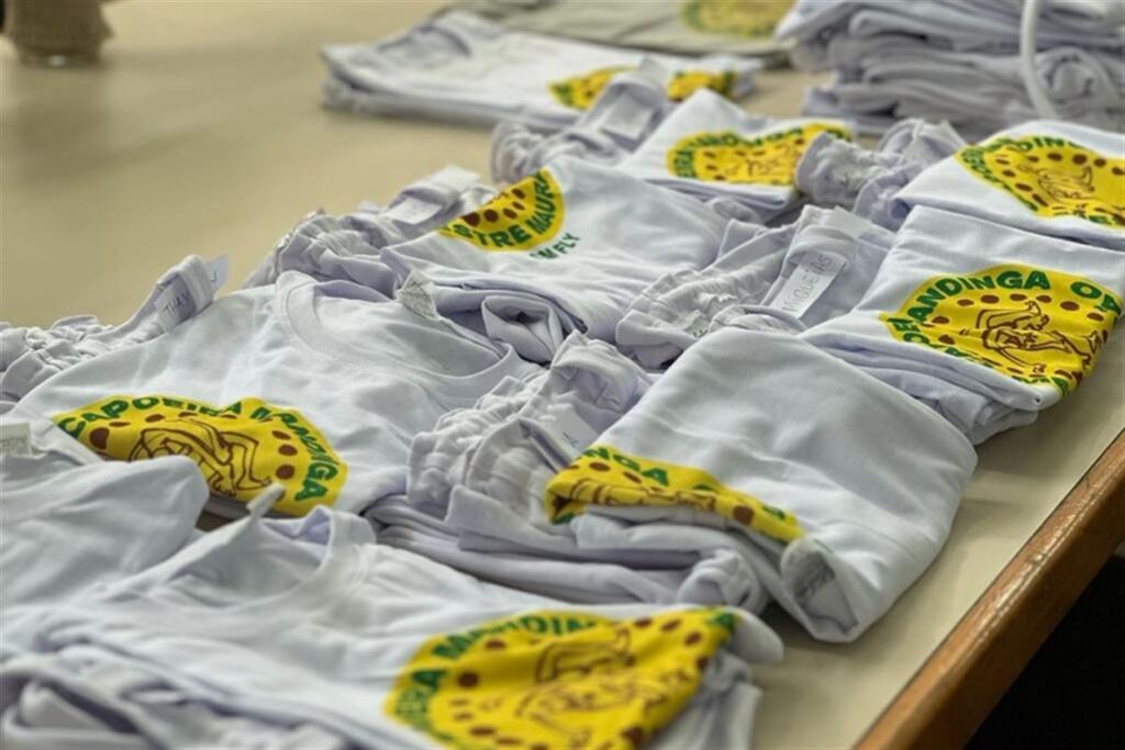 título imagem Alunos de projeto de capoeira recebem uniformes novos em Agudo