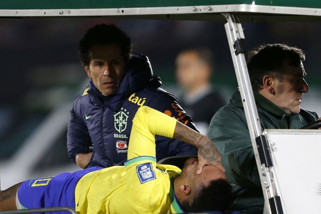 Neymar é submetido a cirurgia no joelho esquerdo