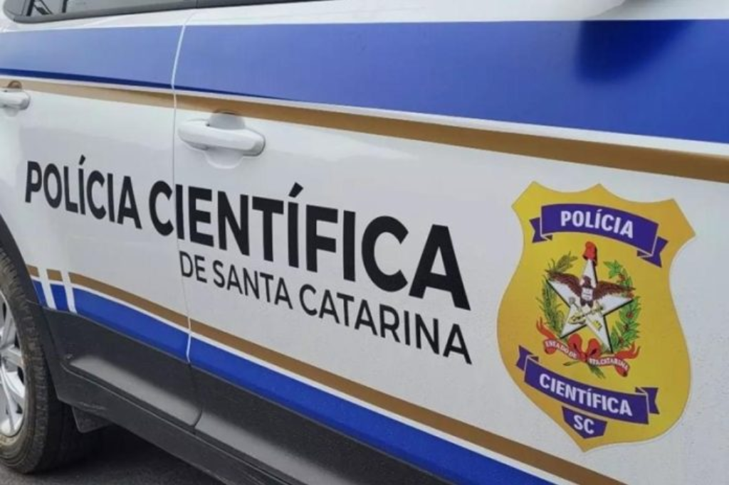 Homem encontra cadáver em decomposição casa de madeira