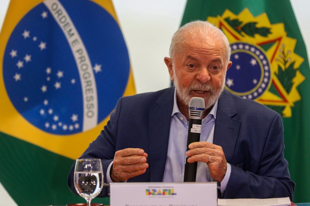 Lula pede que obras avancem sem “repetir possíveis equívocos”