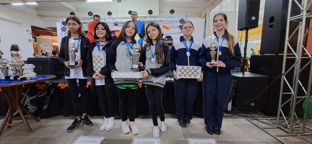 Xadrez lageano conquista cinco prêmios