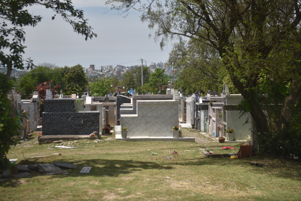 título imagem Restos mortais de recém-nascido são retirados do túmulo de cemitério em Santa Maria