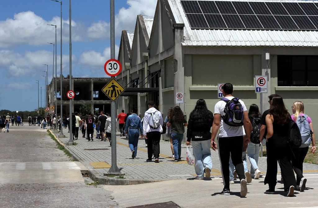 Foto: Carlos Queiroz - DP - Às 12h, quando ocorreu a abertura dos portões, estudantes foram em direção ao prédio para realização da prova