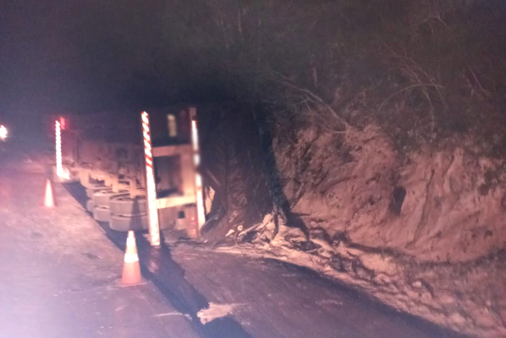 Saída de Pista seguida de tombamento em Pinhalzinho