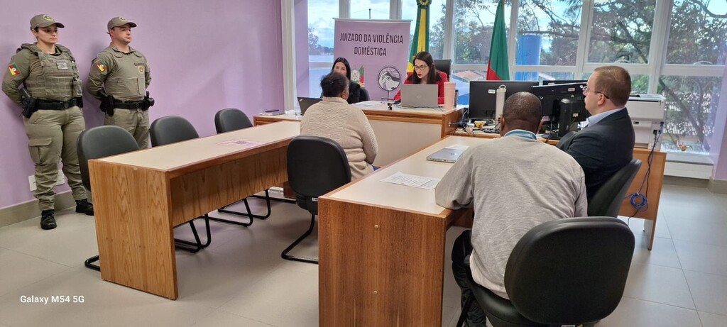 Acusado de violência doméstica vai usar tornozeleira eletrônica