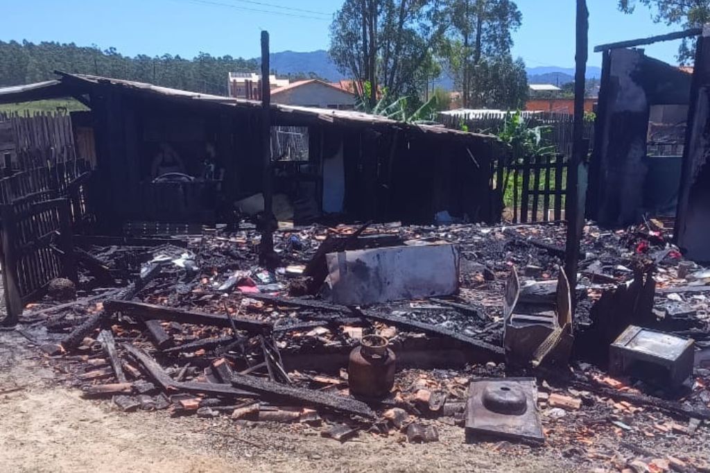 Incêndio destrói residência no bairro Nova Brasília