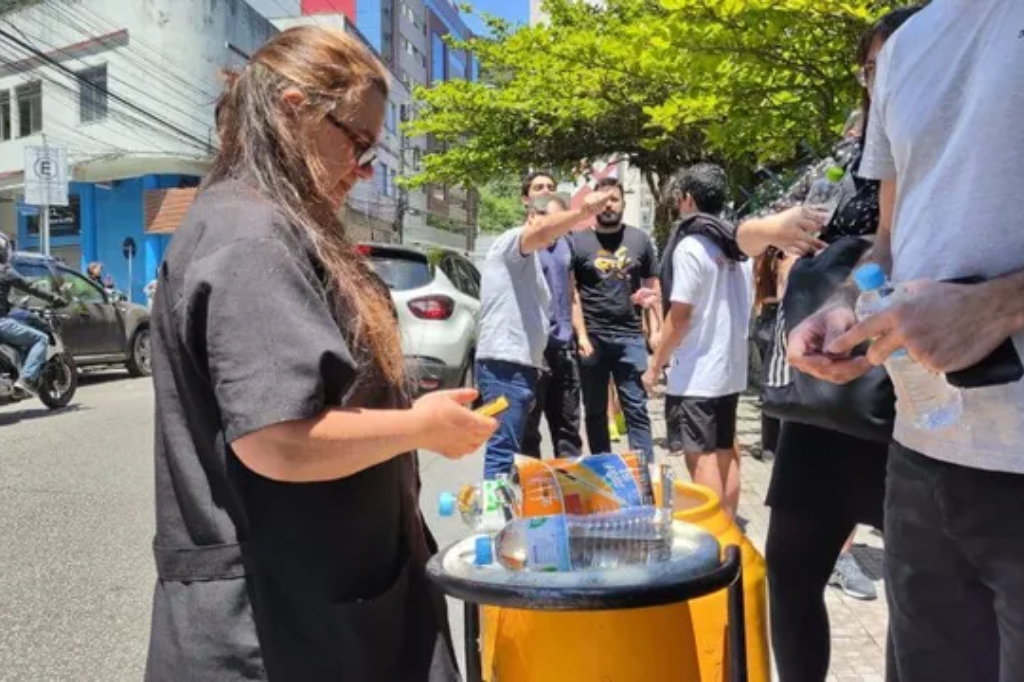  - Mulher vende caneta a R$ 4 para estudantes que fazem Enem em SC 'muita gente esqueceu' — Foto: Caroline Borges/g1 SC