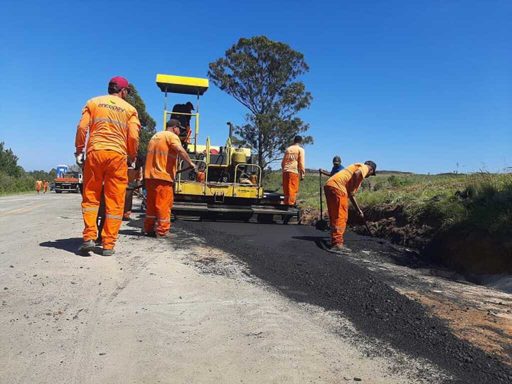 Desvio da BR-293 começa a receber camada asfáltica