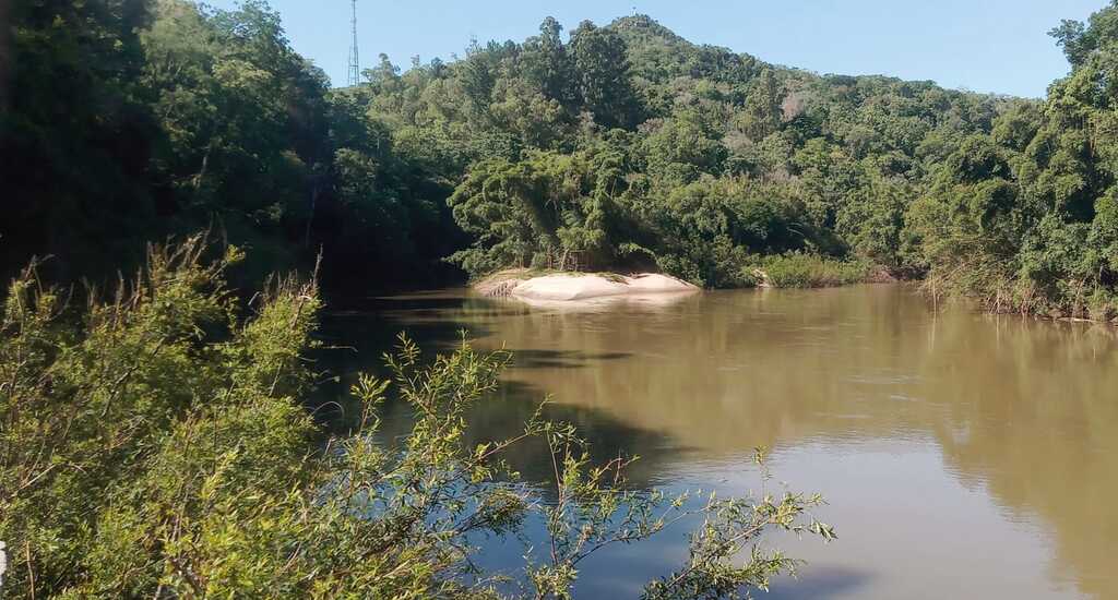 título imagem Buscas por adolescente desaparecido após entrar no Rio Jaguari são retomadas na manhã desta terça