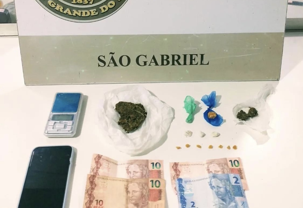 Adolescente é apreendido com drogas em São Gabriel
