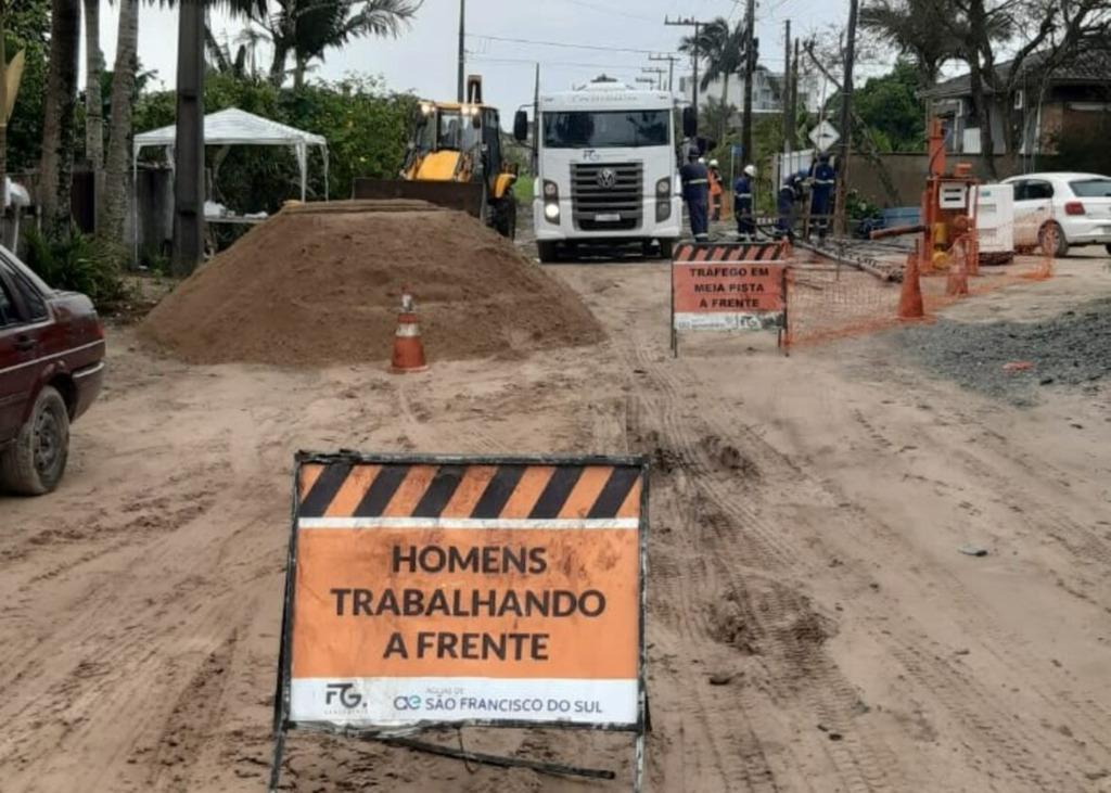 Obras de esgoto no bairro Ubatuba, em São Francisco do Sul, avançam em diferentes frentes de trabalho